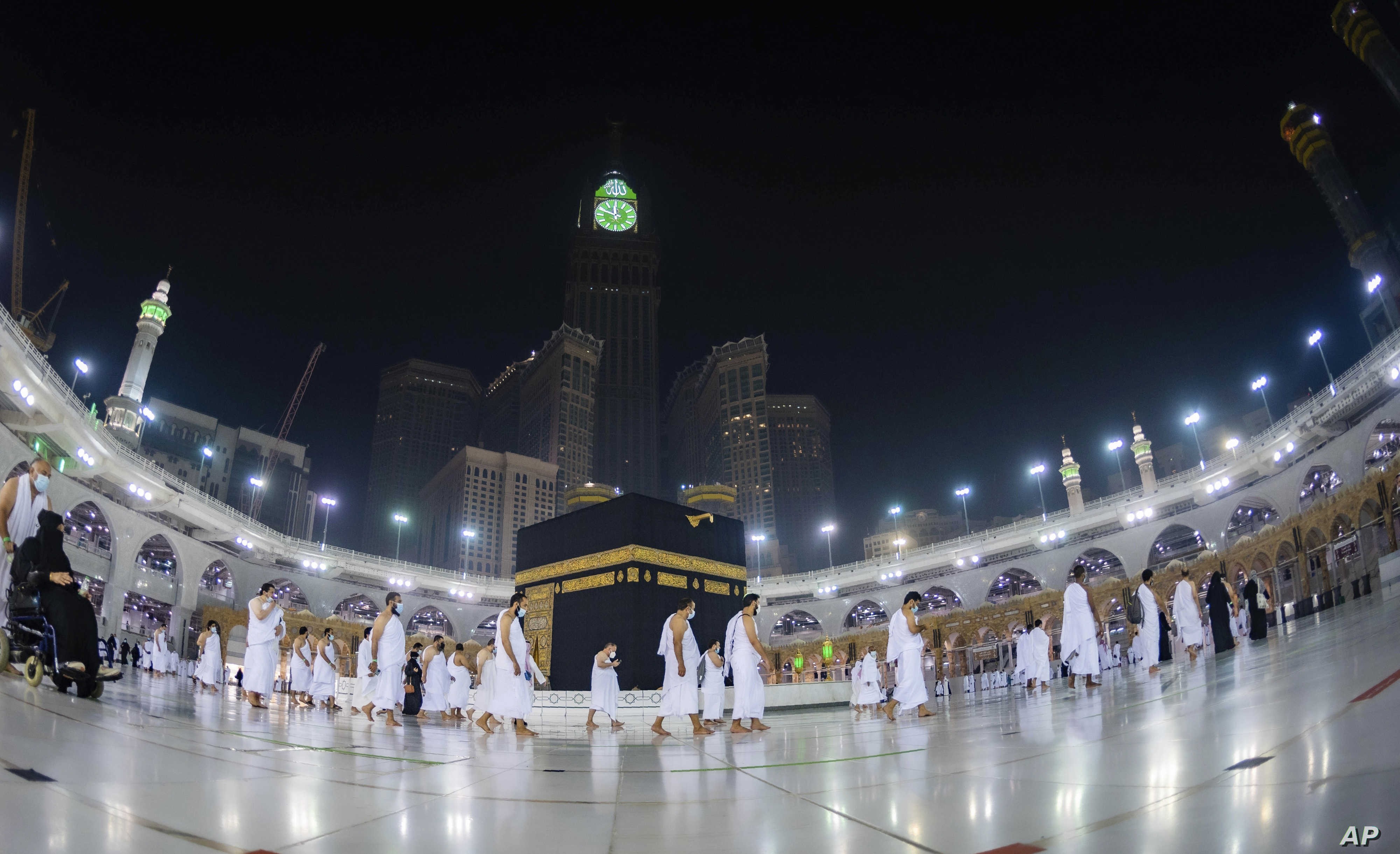 Часы в саудовской аравии. Саудовская Аравия Мекка Кааба. Саудовская Аравия Мекка и Медина. Мечеть в Саудовской Аравии Кааба. Мечеть Аль-харам Мекка.