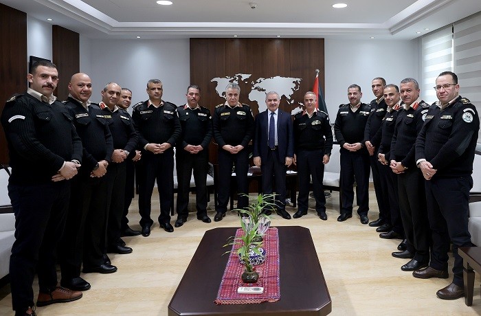 رئيس الوزراء إشتية وجهاز الضابطة الجمركية.jpg