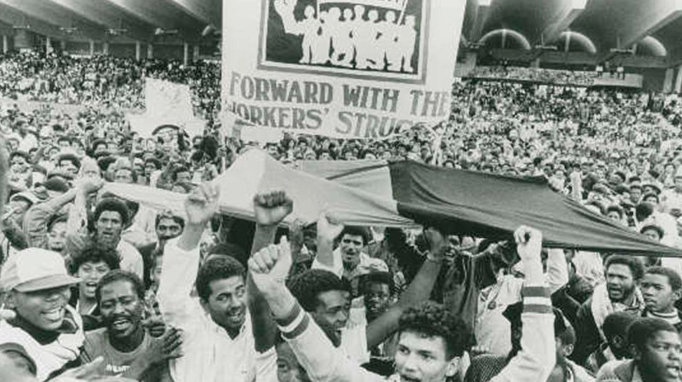 اجتماع حاشد للعمال في مدينة كيب في جنوب أفريقيا عام 1986.jpg
