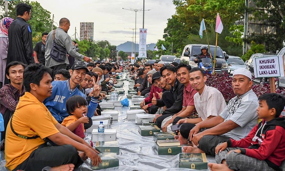 أطول-مائدة-إفطار-في-إندونيسيا.jpg