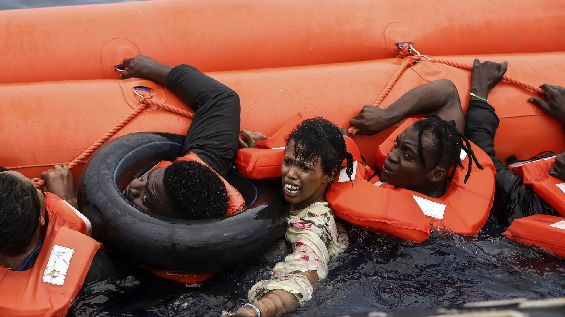 قارب المهاجرين قبل غرقه قبالة السواحل اليونانية.webp