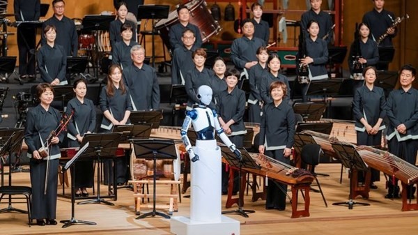 روبوت يقود فرقة موسيقية في كوريا الجنوبية.jpg