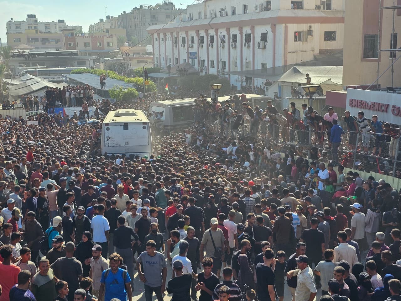 محدث بالفيديو والصور: إسرائيل تفرج عن الدفعة الثانية من الأسرى المحررين ضمن الصفقة