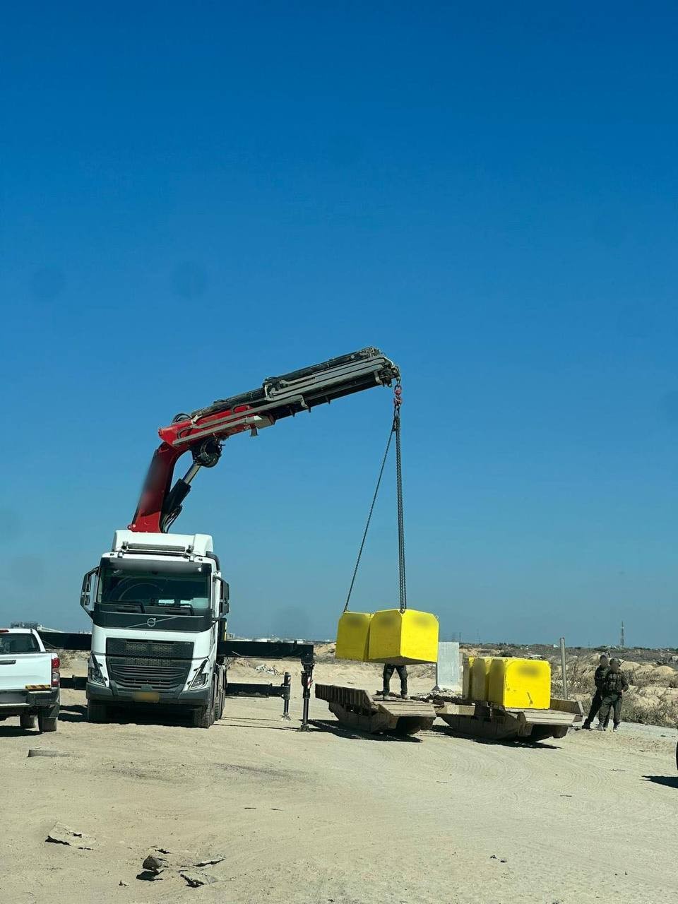 بالصور: الجيش الإسرائيلي يبدأ بتحديد الخط الأصفر لوقف إطلاق النار في غزة