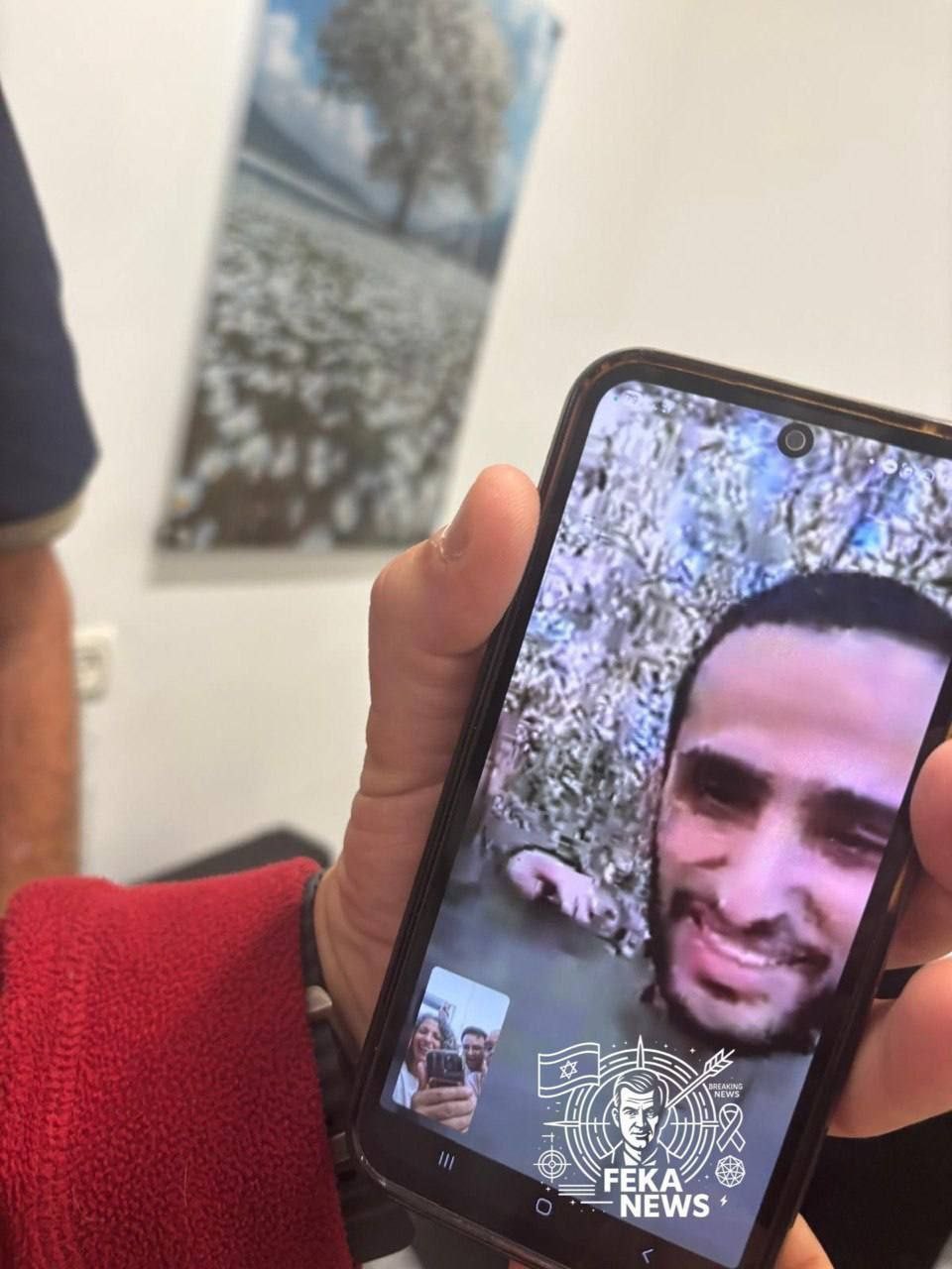 بالصور: لأول مرة - حماس تسمح لأسرى إسرائيليين بالتحدث لأسرهم قبيل إطلاق سراحهم