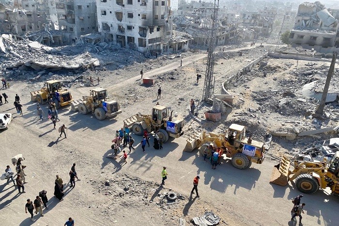 بدء عمليات إزالة الركام من قطاع غزة