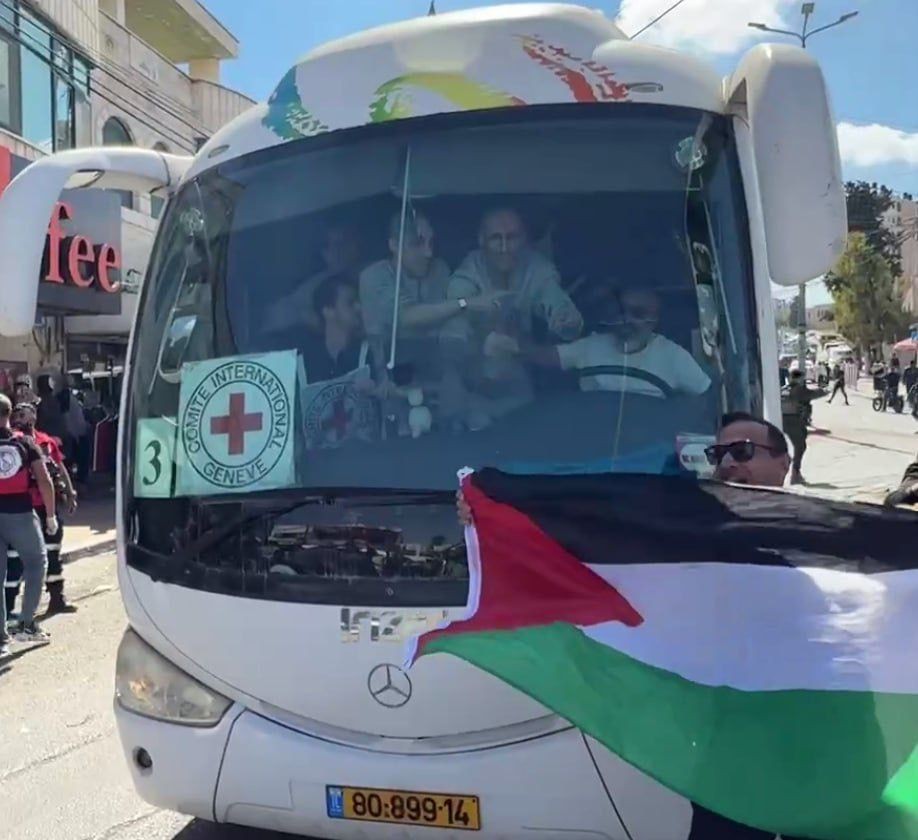محدث بالفيديو والصور: إسرائيل تفرج عن الدفعة الثانية من الأسرى المحررين ضمن الصفقة