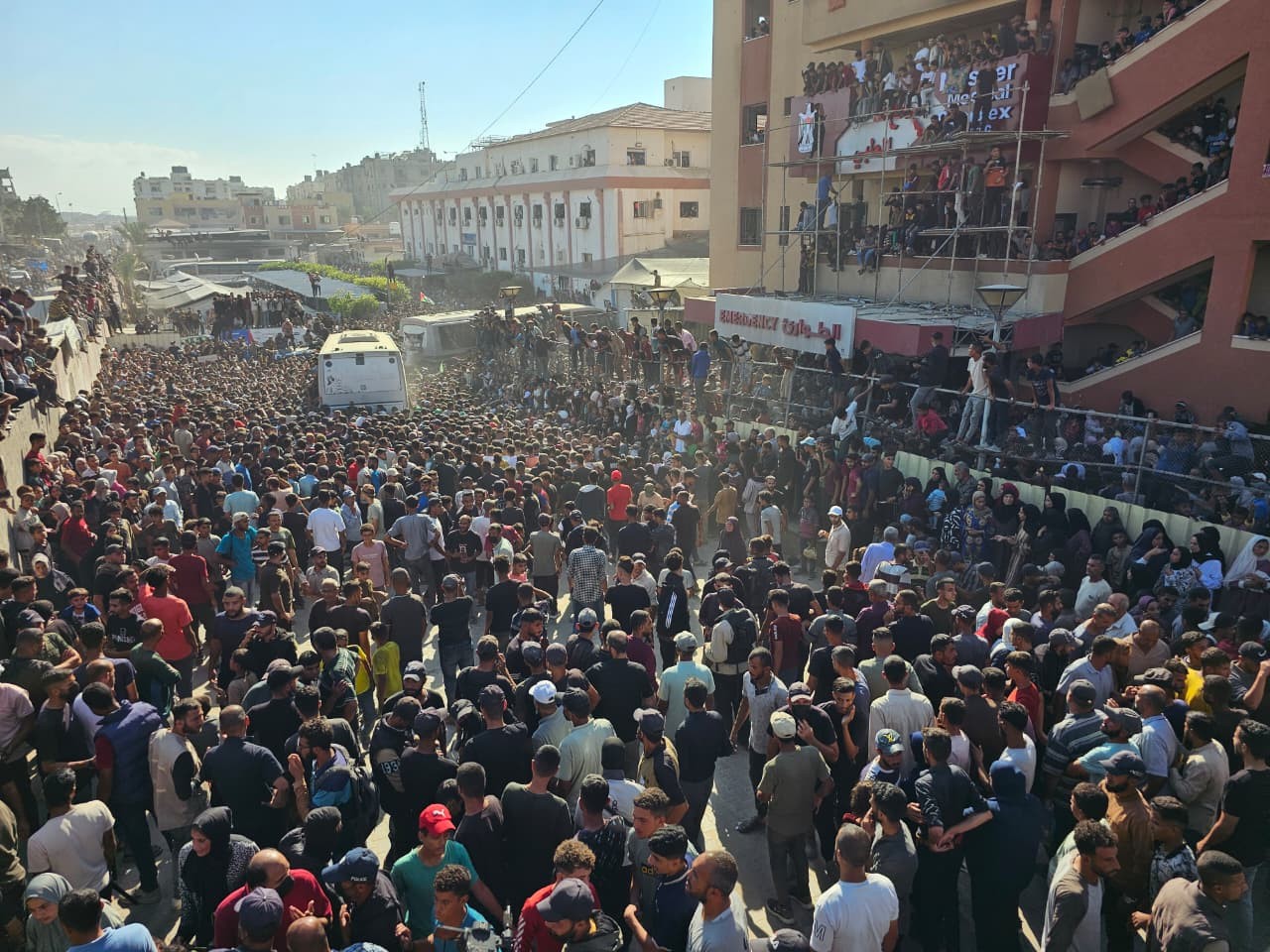 محدث بالفيديو والصور: إسرائيل تفرج عن الدفعة الثانية من الأسرى المحررين ضمن الصفقة