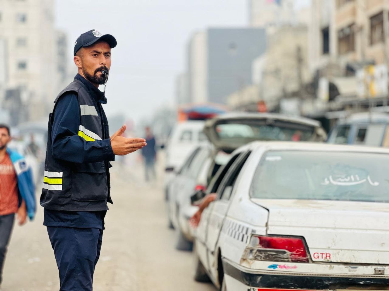 بالصور: شرطة المرور بغزة تنتشر لتسهيل حركة المواطنين والمركبات