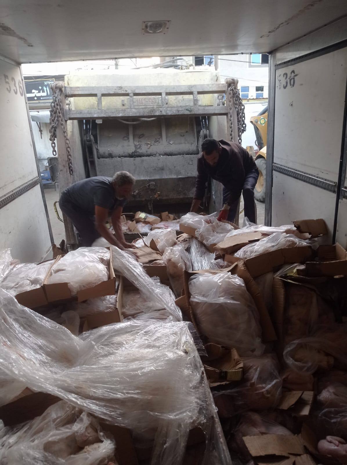 بالصور: اتلاف 6 طن من الدجاج الفاسد وسط قطاع غزة