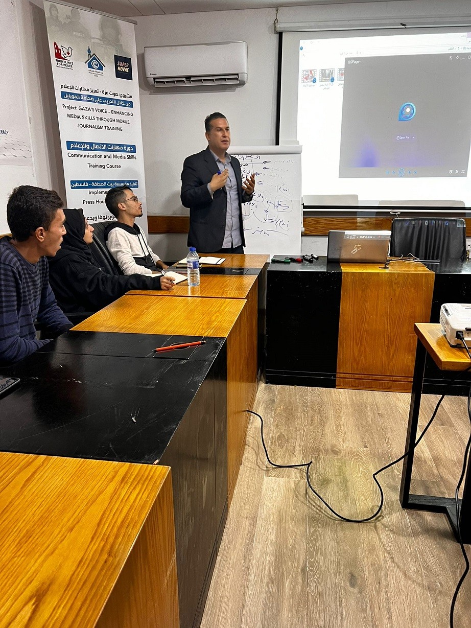 بالصور: بيت الصحافة وسوبر نوفا يفتتحان برنامج صوت غزة