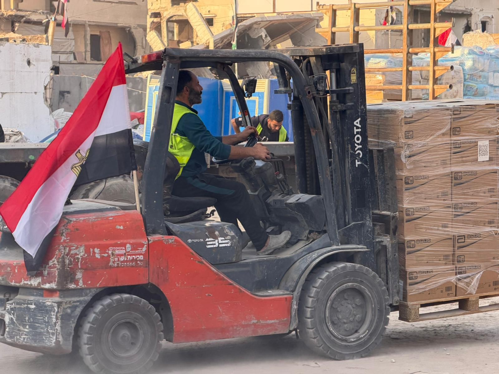 بالصور: اللجنة المصرية تضاعف عملها في غزة لتلبية احتياجات المواطنين