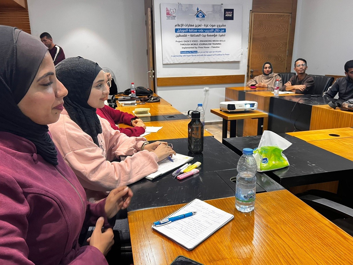 بالصور: بيت الصحافة وسوبر نوفا يفتتحان برنامج صوت غزة