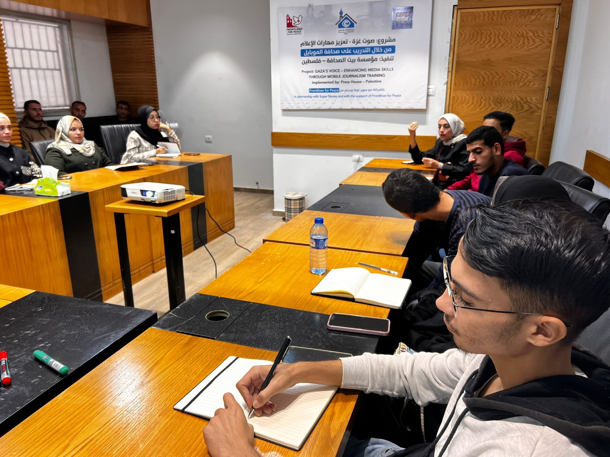 بالصور: بيت الصحافة وسوبر نوفا يفتتحان برنامج صوت غزة