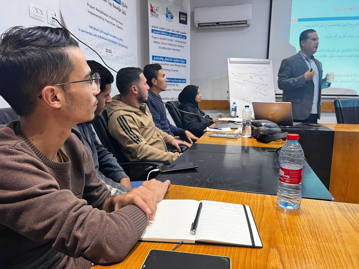 بالصور: بيت الصحافة وسوبر نوفا يفتتحان برنامج صوت غزة