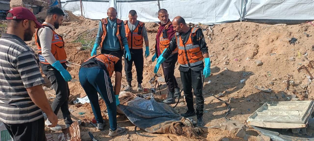 بالصور: الدفاع المدني ينتشل جثة في شارع الجلاء بمدينة غزة