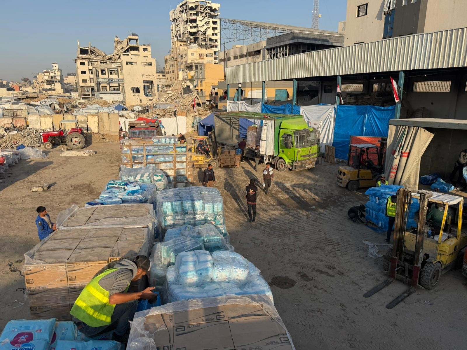 بالصور: اللجنة المصرية تضاعف عملها في غزة لتلبية احتياجات المواطنين