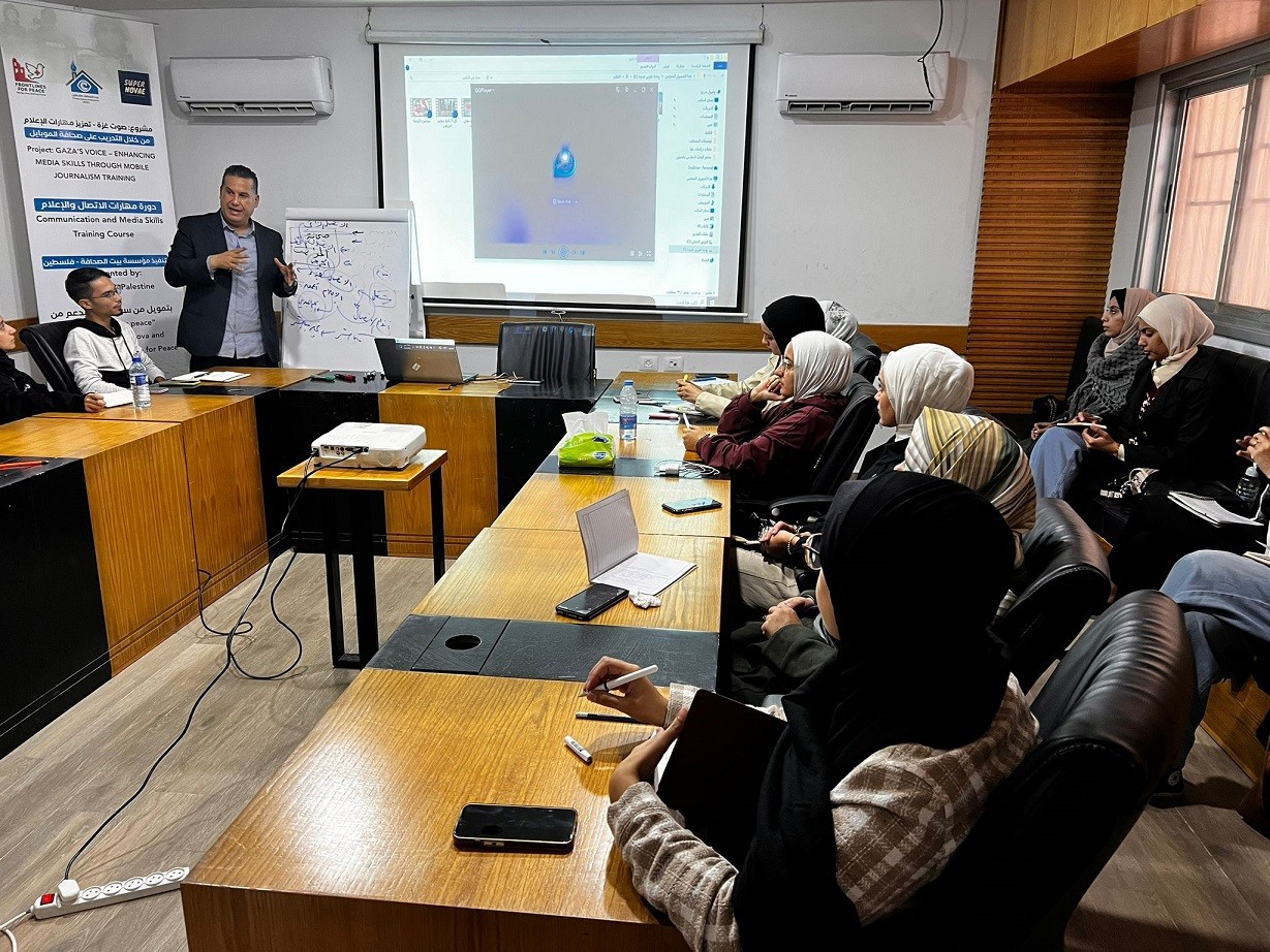 بالصور: بيت الصحافة وسوبر نوفا يفتتحان برنامج صوت غزة