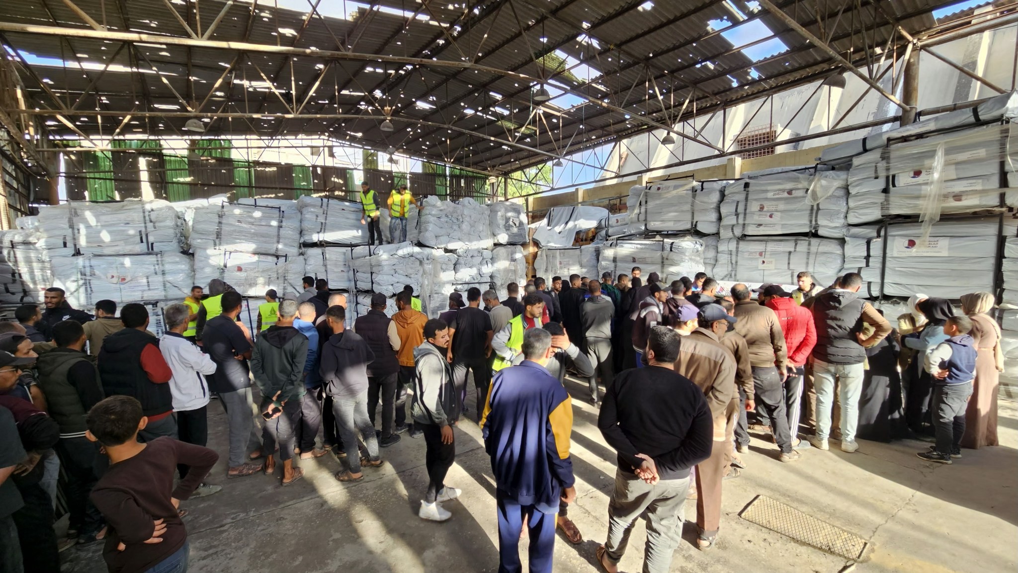 بالصور: قطر توزع الآلاف من خيام الإيواء على الأسر المتضررة في غزة