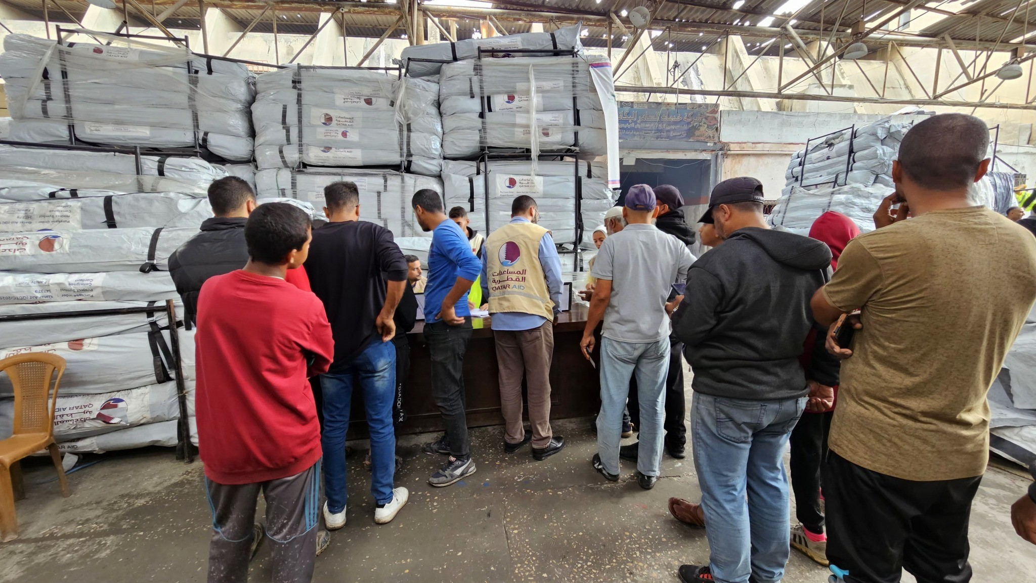 بالصور: قطر توزع الآلاف من خيام الإيواء على الأسر المتضررة في غزة