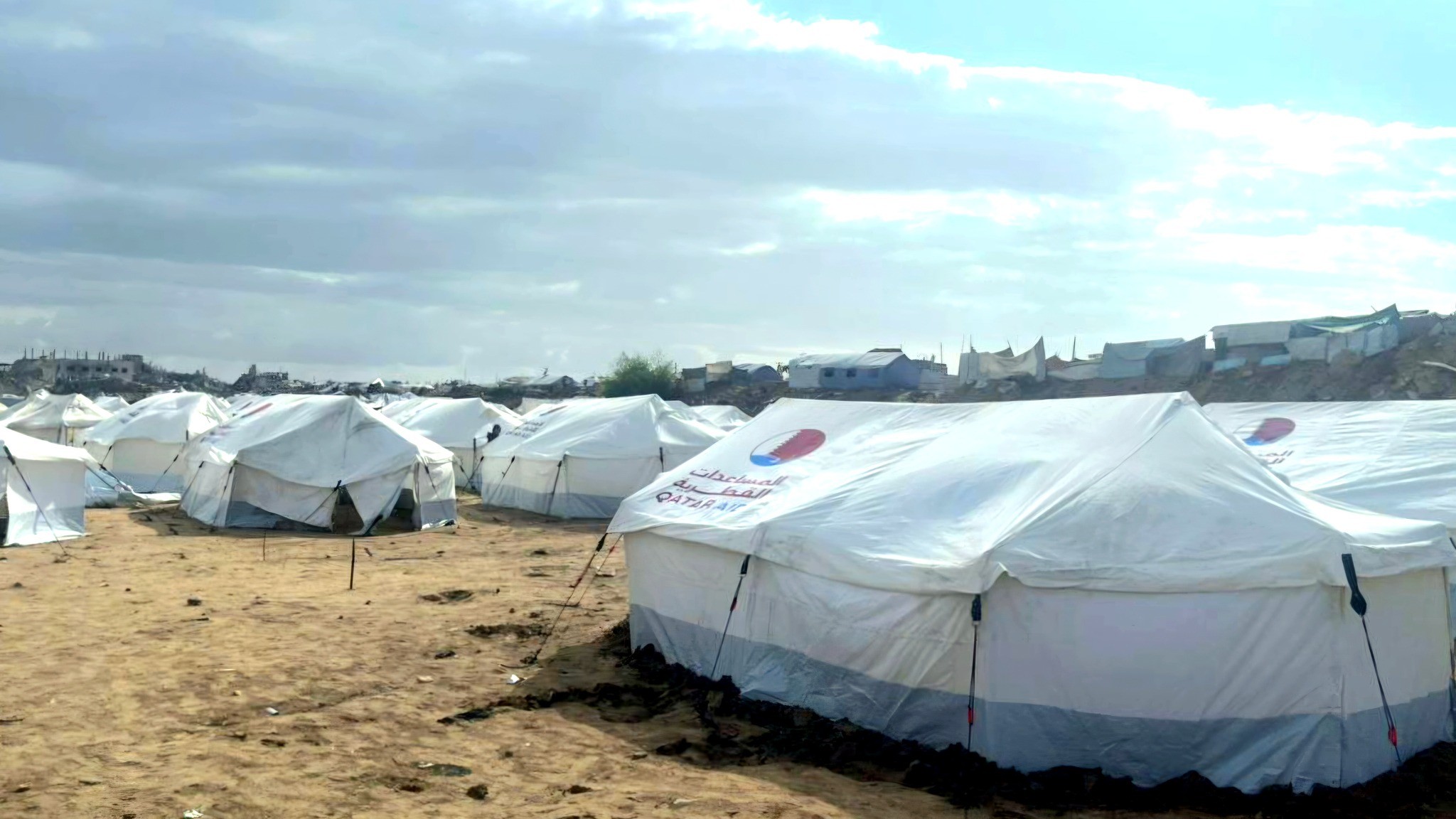 بالصور: قطر توزع الآلاف من خيام الإيواء على الأسر المتضررة في غزة