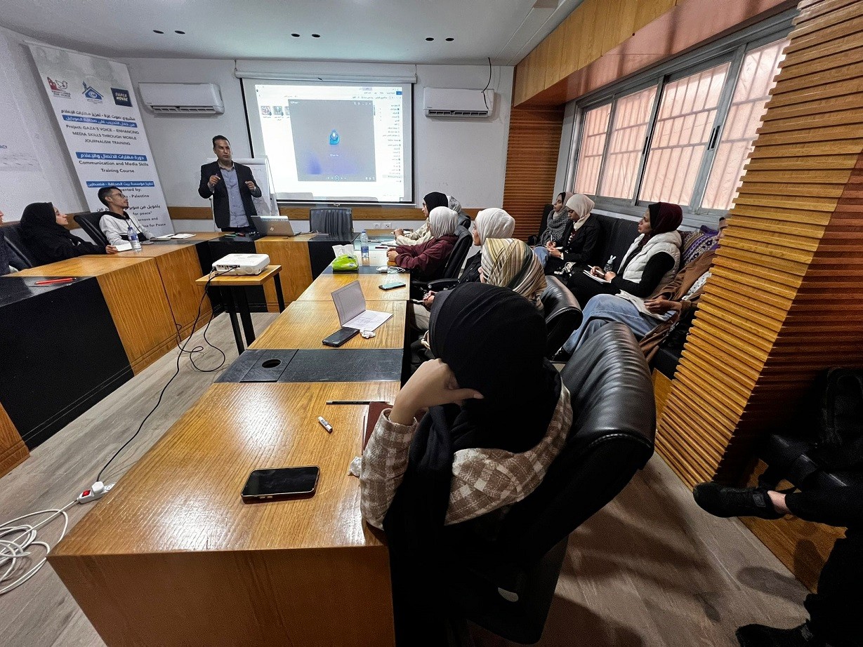 بالصور: بيت الصحافة وسوبر نوفا يفتتحان برنامج صوت غزة