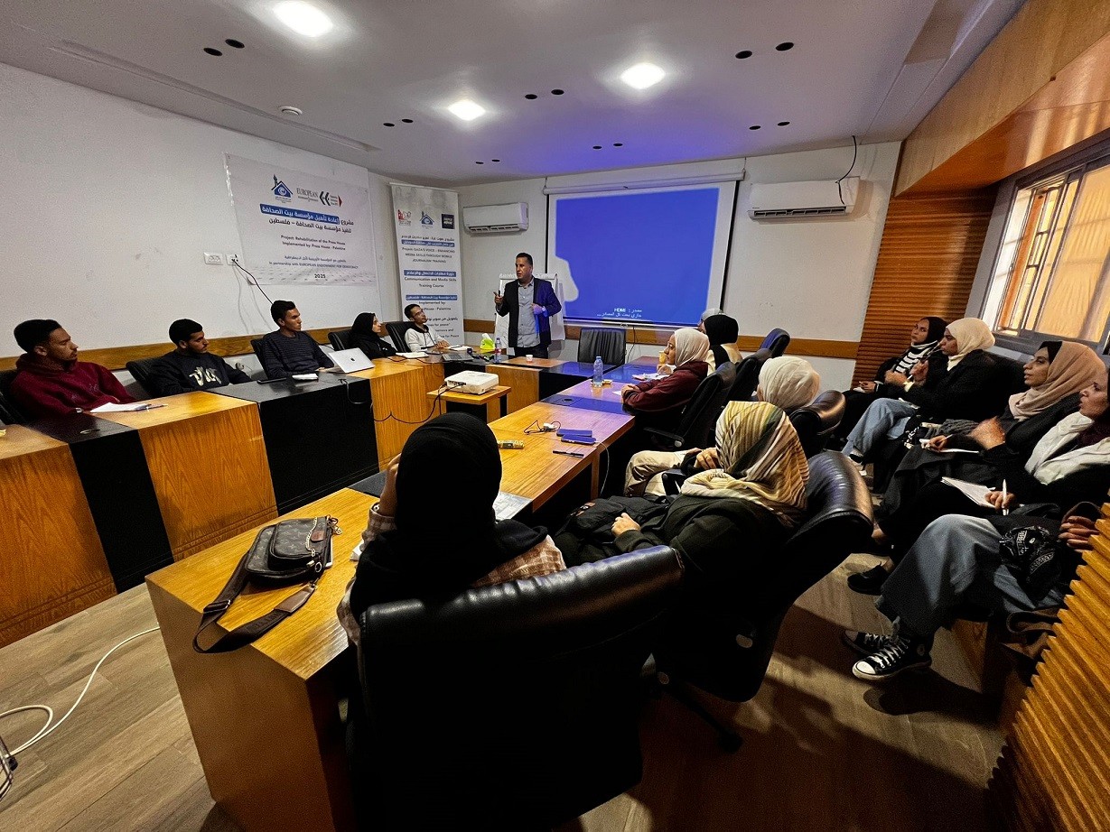 بالصور: بيت الصحافة وسوبر نوفا يفتتحان برنامج صوت غزة