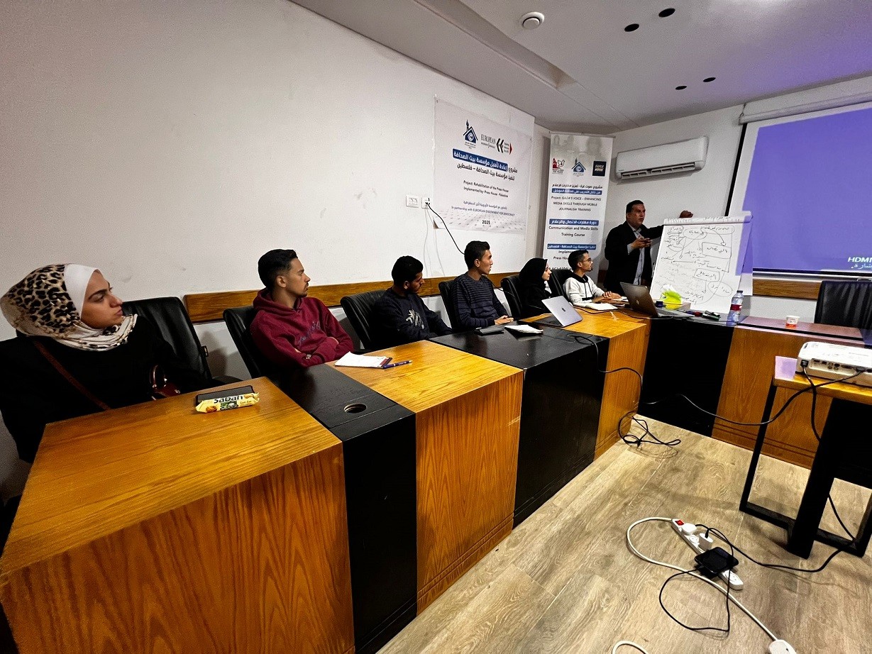 بالصور: بيت الصحافة وسوبر نوفا يفتتحان برنامج صوت غزة