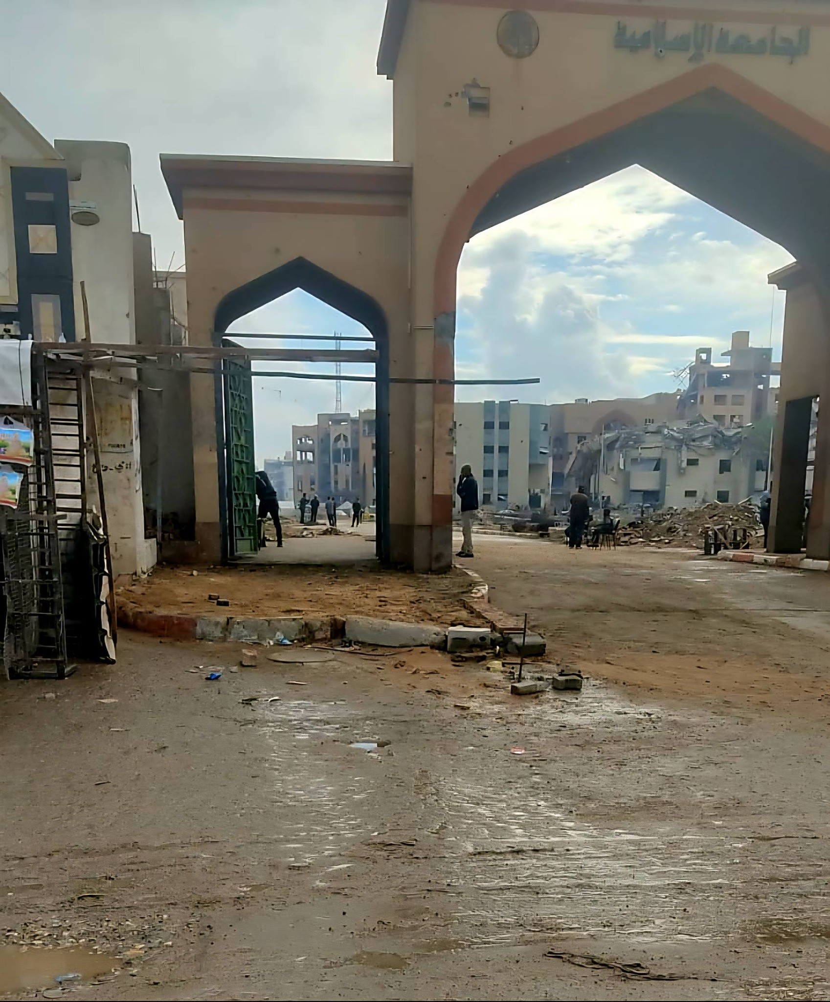 بالصور: رغم الدمار الكبير.. الجامعة الإسلامية بغزة تتجهز لاستقبال الطلبة الجدد