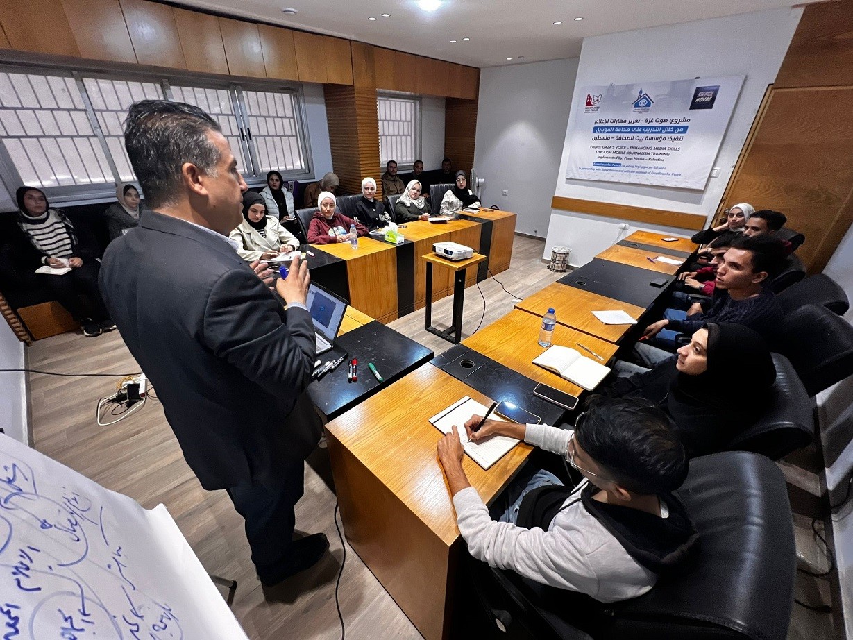 بالصور: بيت الصحافة وسوبر نوفا يفتتحان برنامج صوت غزة