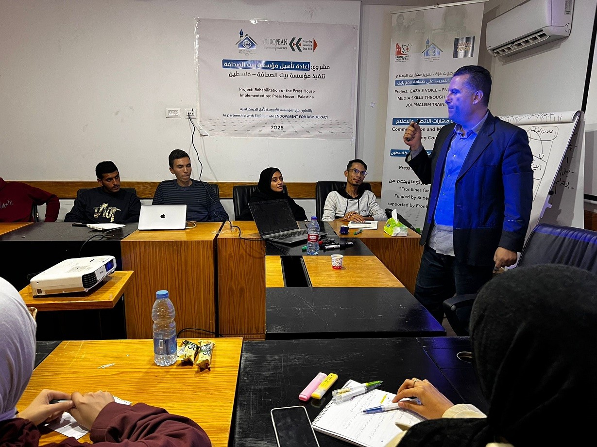 بالصور: بيت الصحافة وسوبر نوفا يفتتحان برنامج صوت غزة