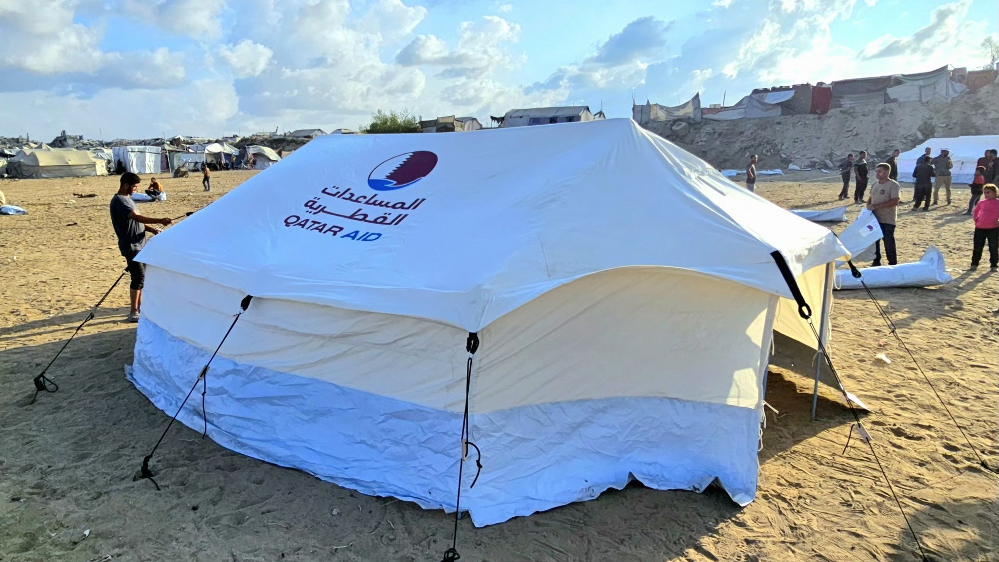 بالصور: قطر توزع الآلاف من خيام الإيواء على الأسر المتضررة في غزة