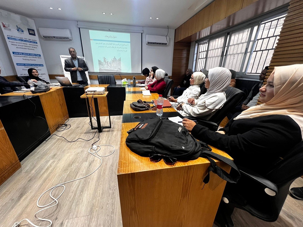 بالصور: بيت الصحافة وسوبر نوفا يفتتحان برنامج صوت غزة