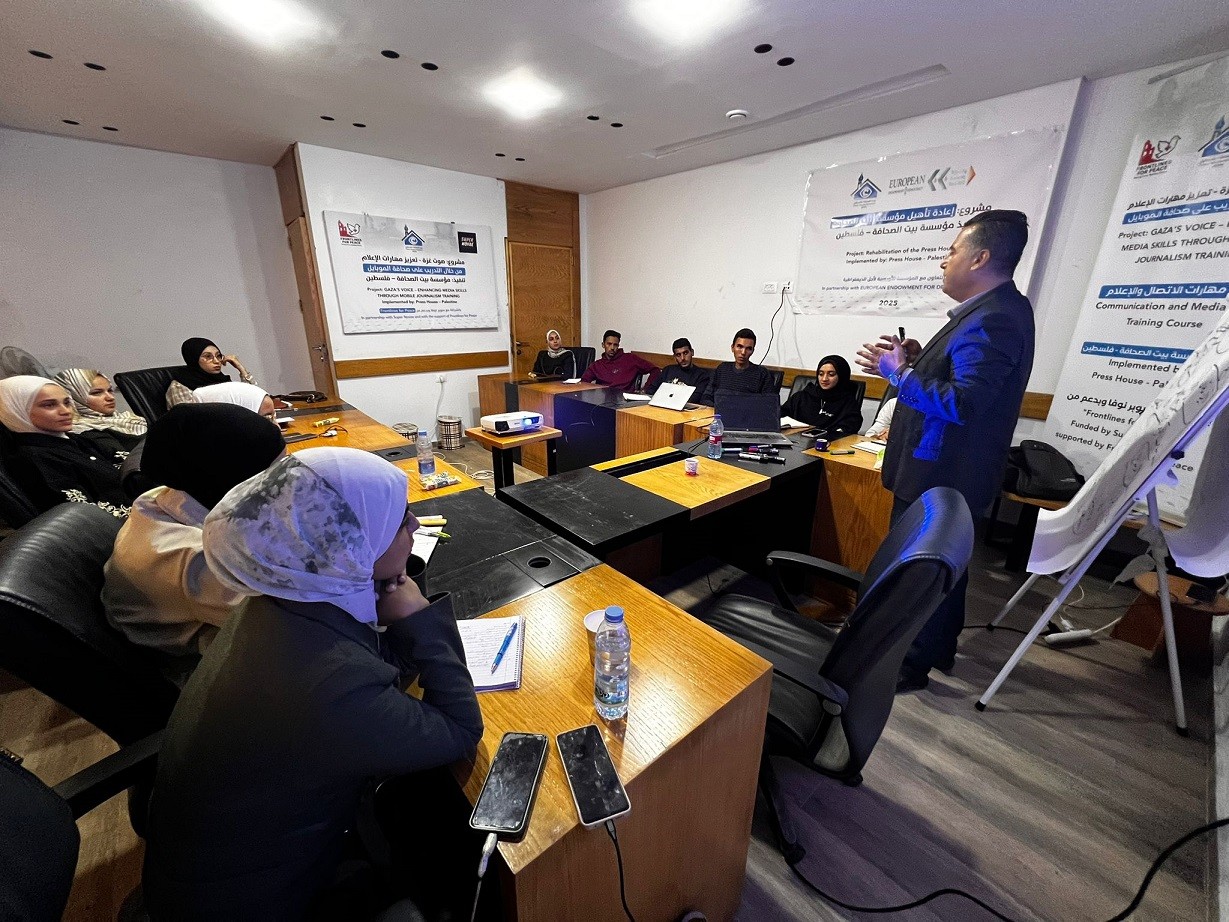 بالصور: بيت الصحافة وسوبر نوفا يفتتحان برنامج صوت غزة