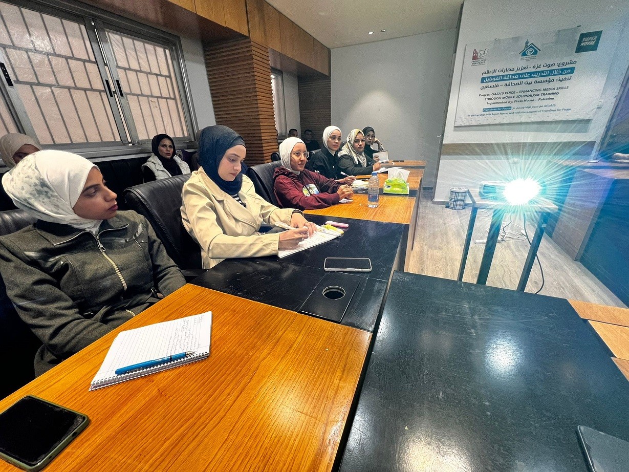 بالصور: بيت الصحافة وسوبر نوفا يفتتحان برنامج صوت غزة