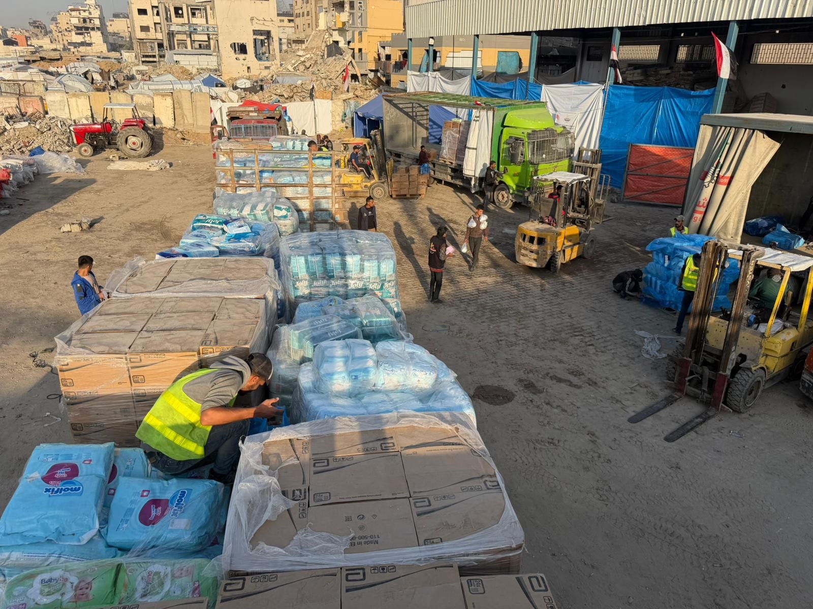 بالصور: اللجنة المصرية تضاعف عملها في غزة لتلبية احتياجات المواطنين