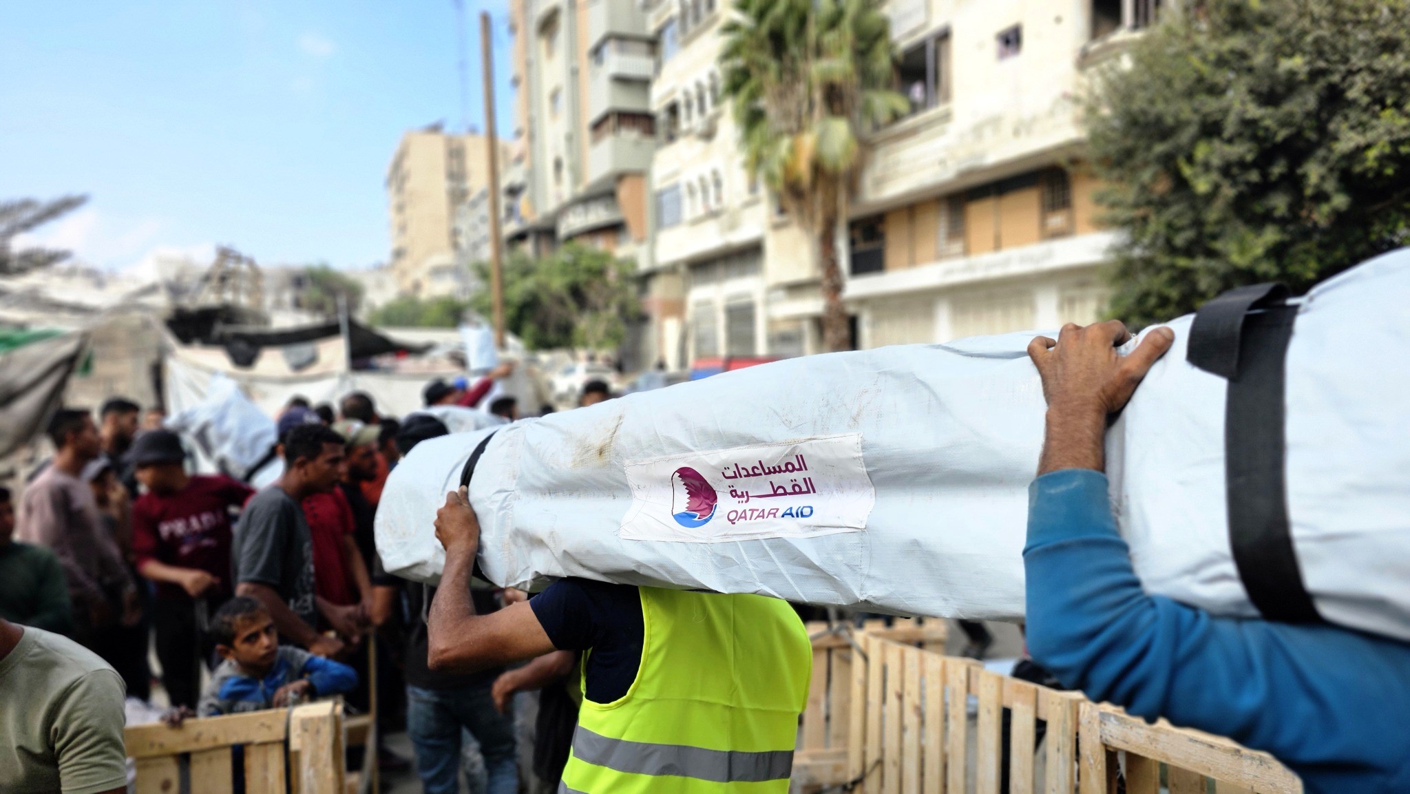 بالصور: قطر توزع الآلاف من خيام الإيواء على الأسر المتضررة في غزة