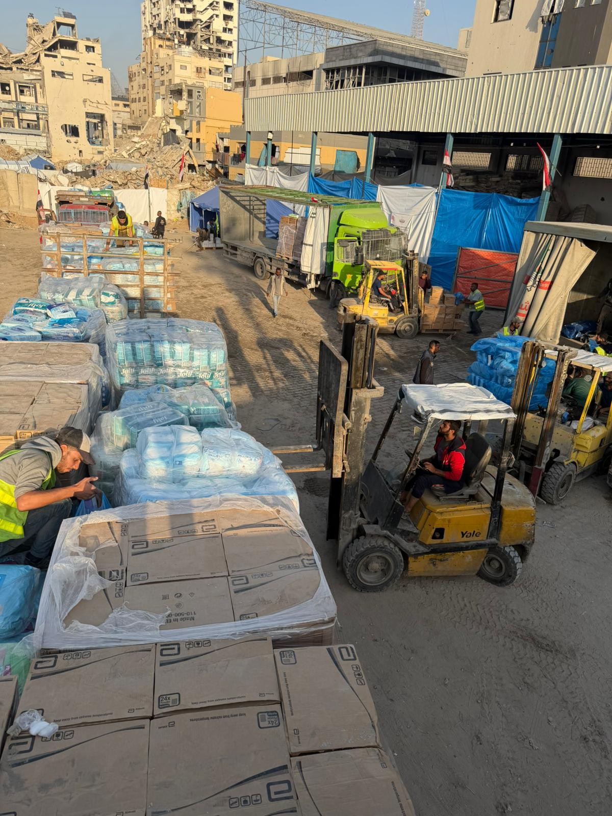 بالصور: اللجنة المصرية تضاعف عملها في غزة لتلبية احتياجات المواطنين