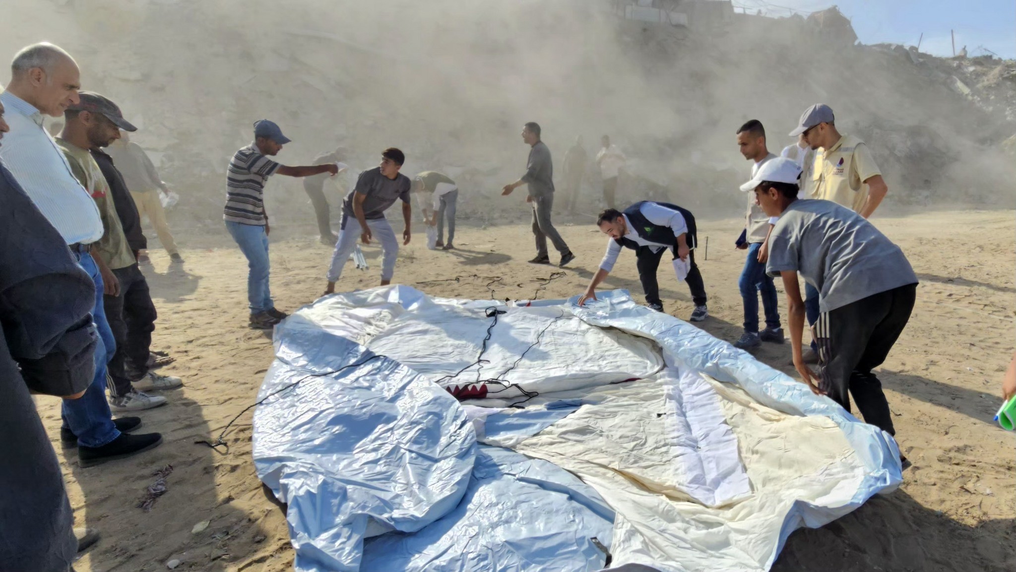 بالصور: قطر توزع الآلاف من خيام الإيواء على الأسر المتضررة في غزة