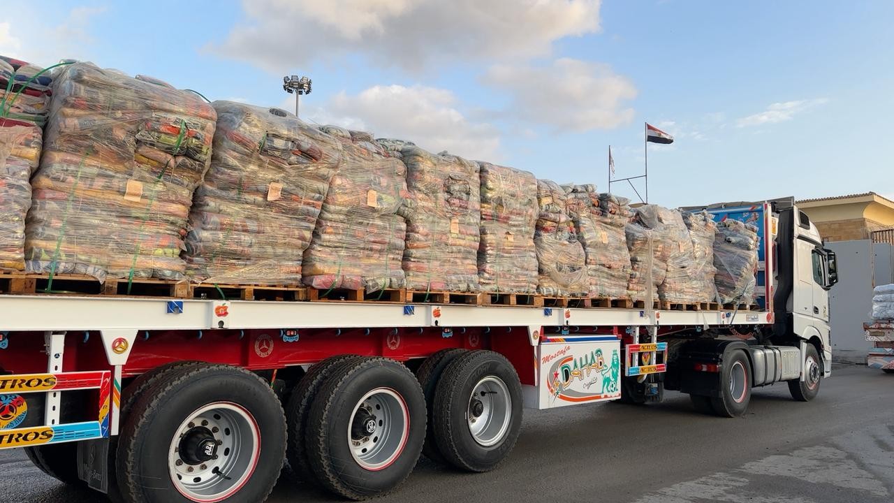 بالصور: الهلال الأحمر المصري يدفع اليوم بأكثر من 12 ألف طن مساعدات إلى غزة