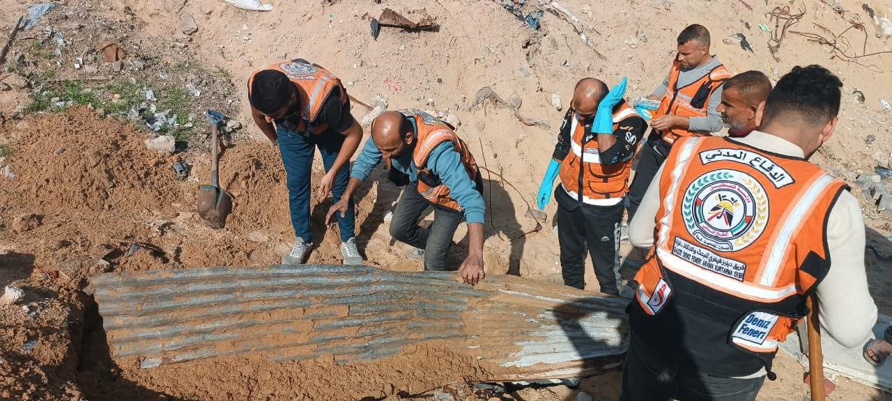 بالصور: الدفاع المدني ينتشل جثة في شارع الجلاء بمدينة غزة