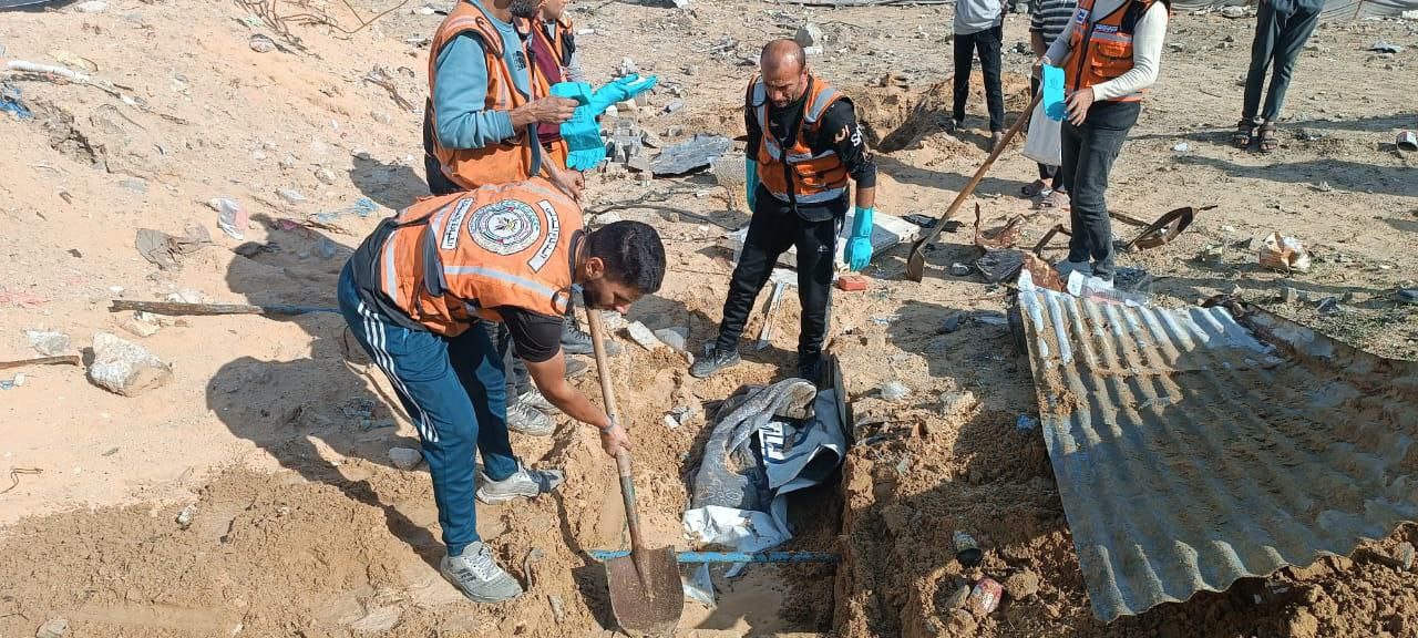 بالصور: الدفاع المدني ينتشل جثة في شارع الجلاء بمدينة غزة