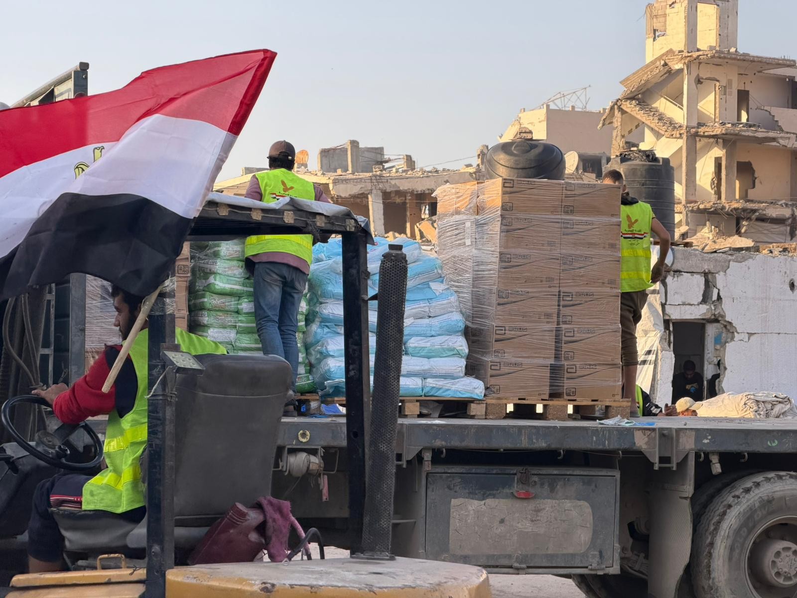 بالصور: اللجنة المصرية تضاعف عملها في غزة لتلبية احتياجات المواطنين