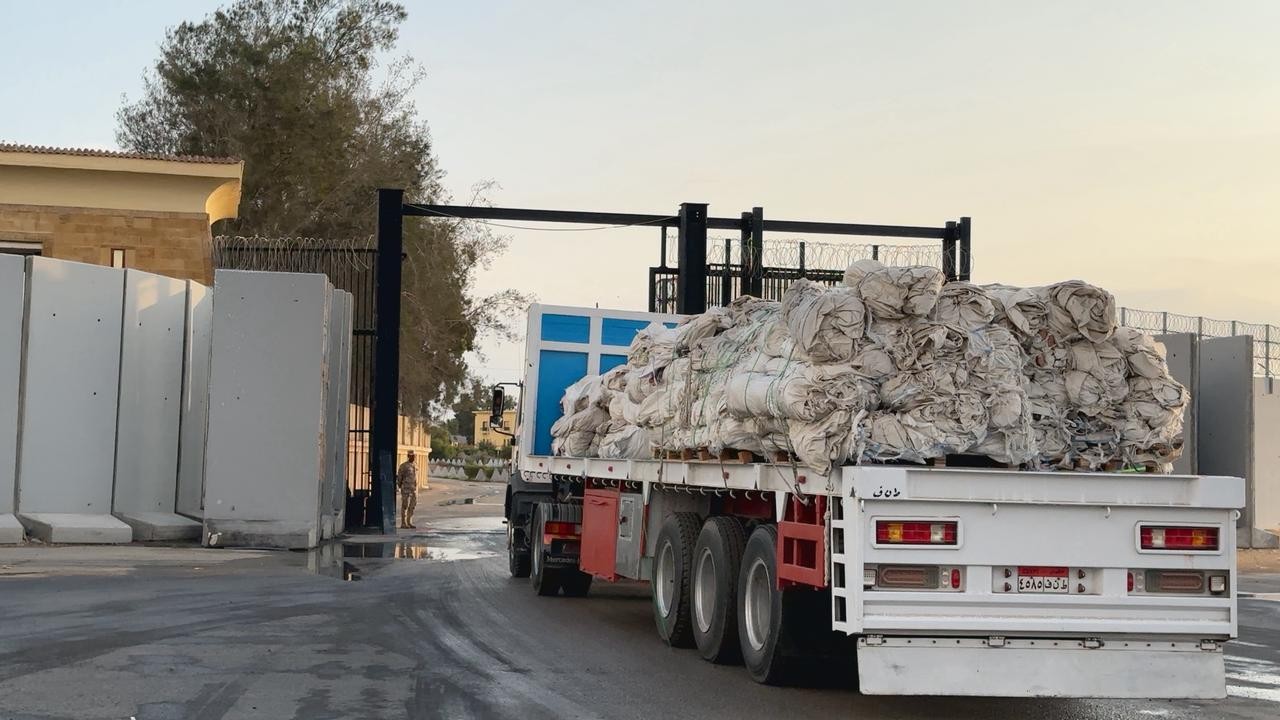 بالصور: الهلال الأحمر المصري يدفع اليوم بأكثر من 12 ألف طن مساعدات إلى غزة