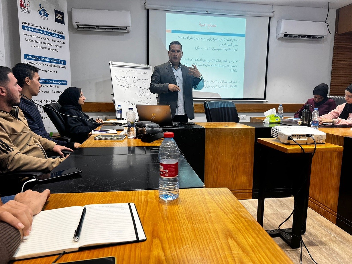 بالصور: بيت الصحافة وسوبر نوفا يفتتحان برنامج صوت غزة