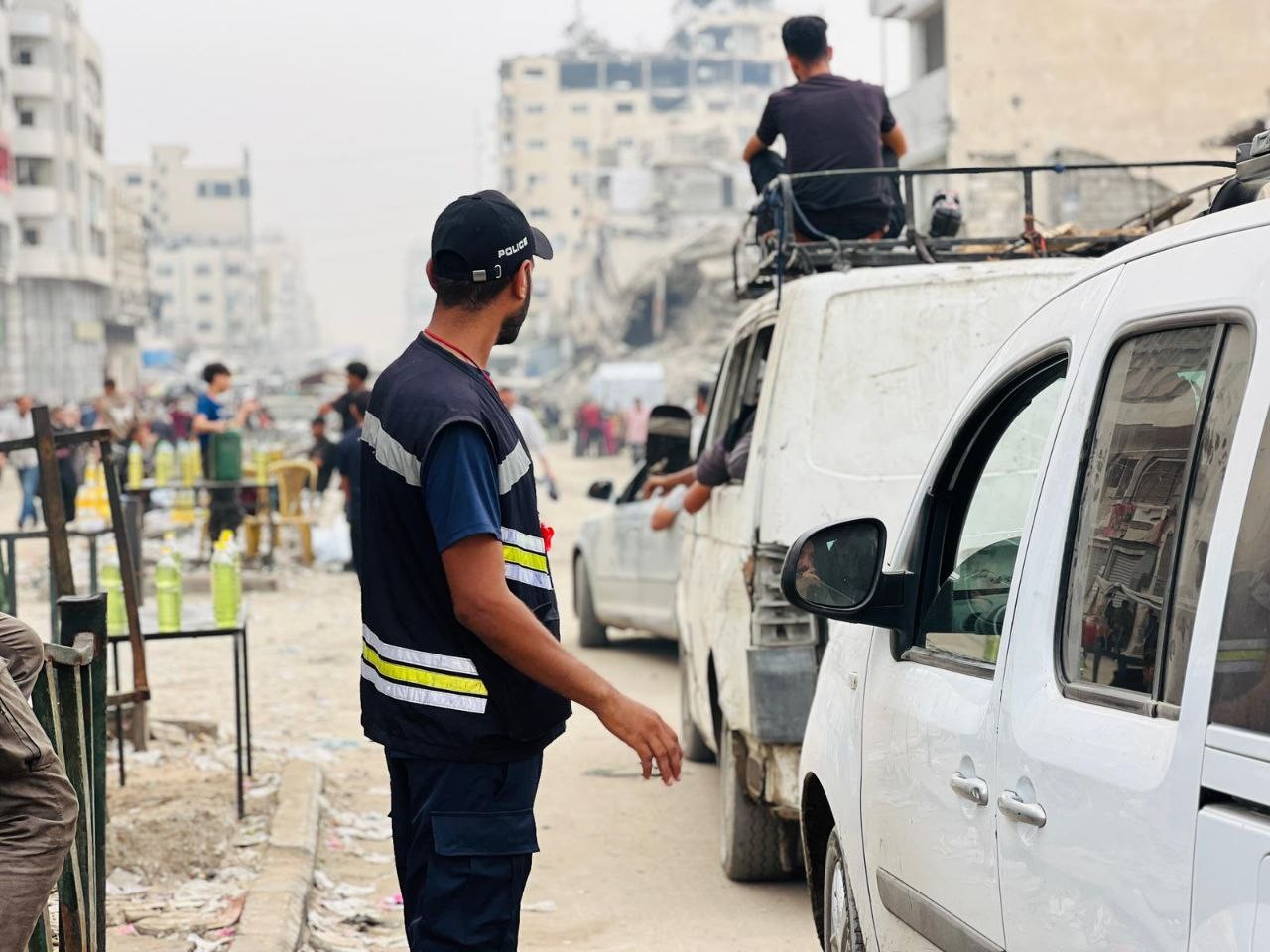 بالصور: شرطة المرور بغزة تنتشر لتسهيل حركة المواطنين والمركبات