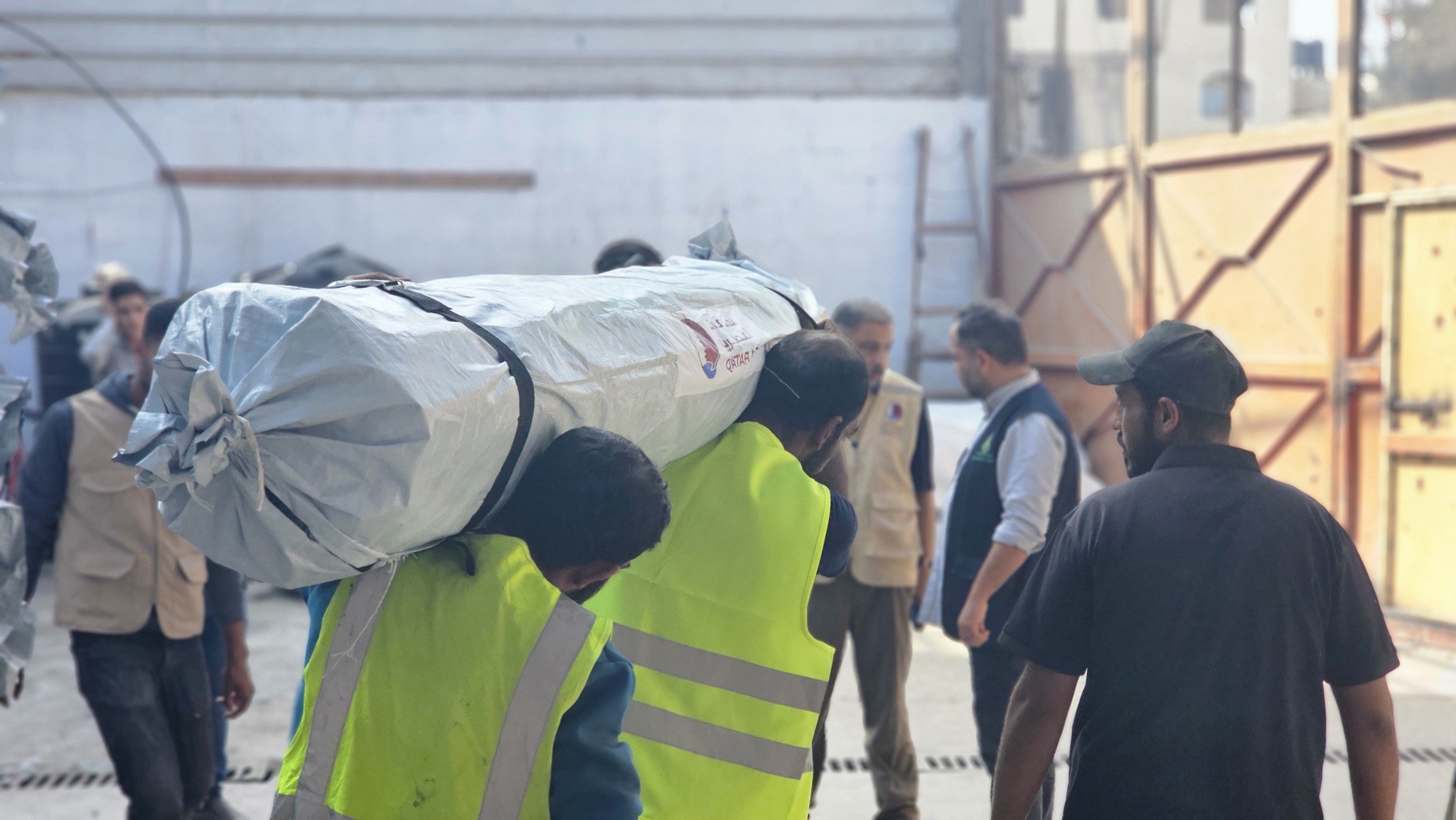 بالصور: قطر توزع الآلاف من خيام الإيواء على الأسر المتضررة في غزة