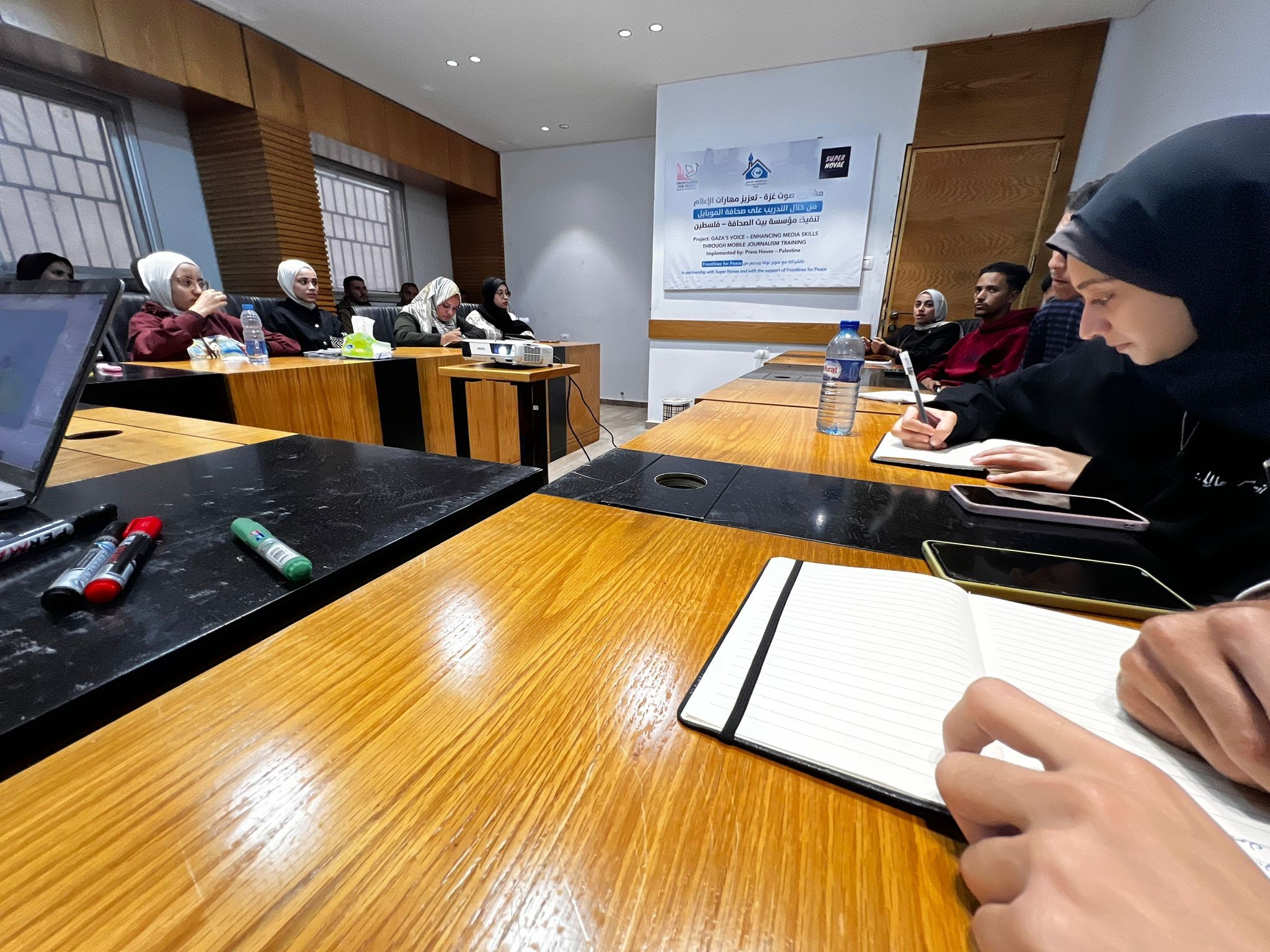 بالصور: بيت الصحافة وسوبر نوفا يفتتحان برنامج صوت غزة