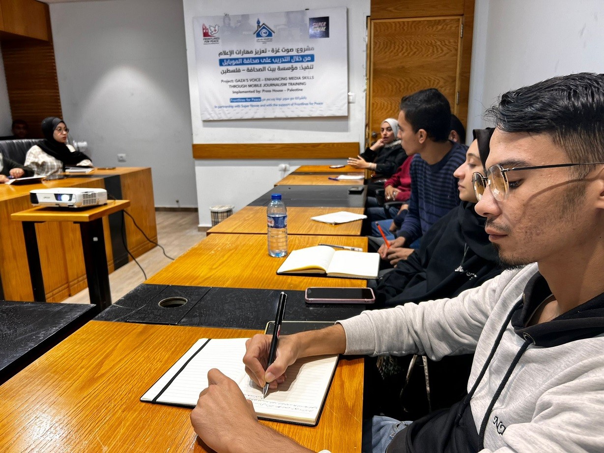 بالصور: بيت الصحافة وسوبر نوفا يفتتحان برنامج صوت غزة