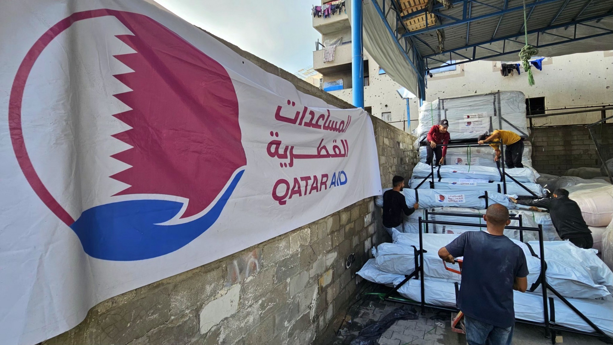 بالصور: قطر توزع الآلاف من خيام الإيواء على الأسر المتضررة في غزة